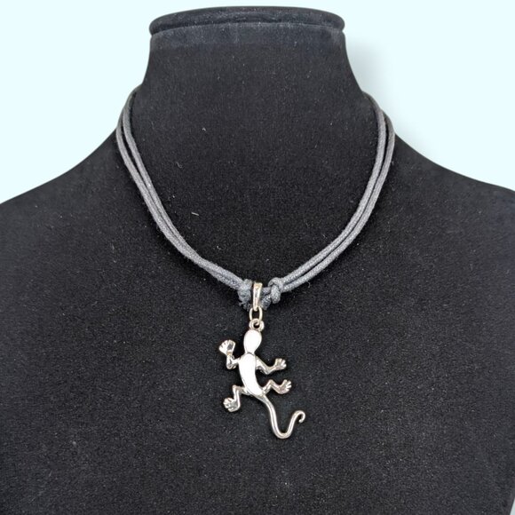 (2/$20) Casual Enamel Lizard Pendant Necklace - Picture 1 of 5